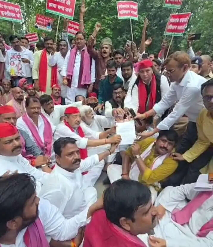 वाराणसी : समाजवादी पार्टी के पैदल मार्च को पुलिसकर्मियों ने रोका, सांसद ने दिया धरना