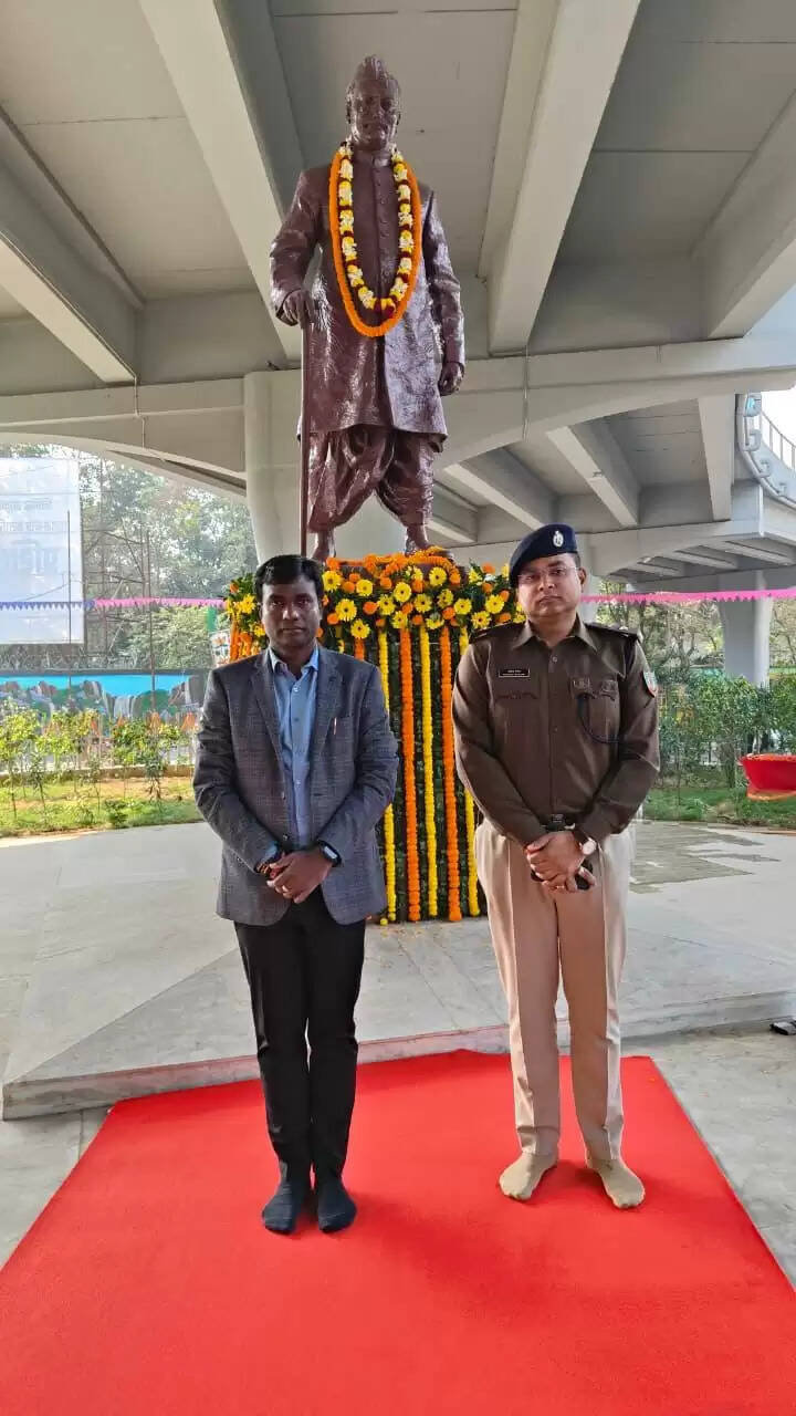 रांची के उपायुक्त-वरीय पुलिस अधीक्षक ने प्रथम राष्ट्रपति डॉ. राजेंद्र प्रसाद को उनकी 141वीं जयंती पर दी श्रद्धांजलि