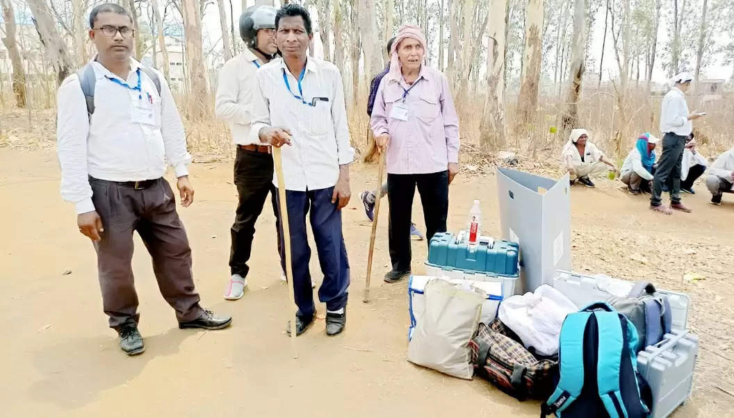 बोझ उठाने में अक्षम दिव्यांग मतदानकर्मियों में दिखा उत्साह