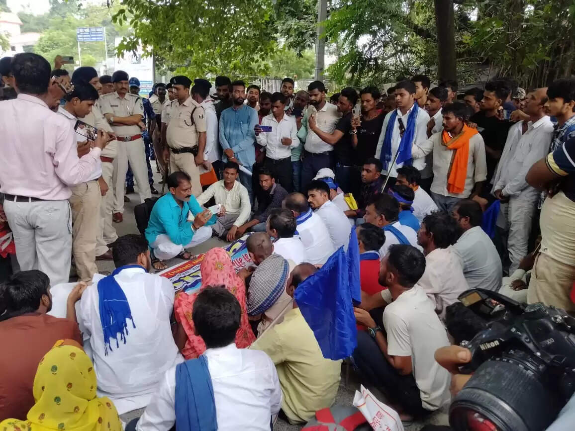 संग्रामपुर के वीणा हत्याकांड के विरोध में न्याय मार्च निकाल कर किया सड़क जाम