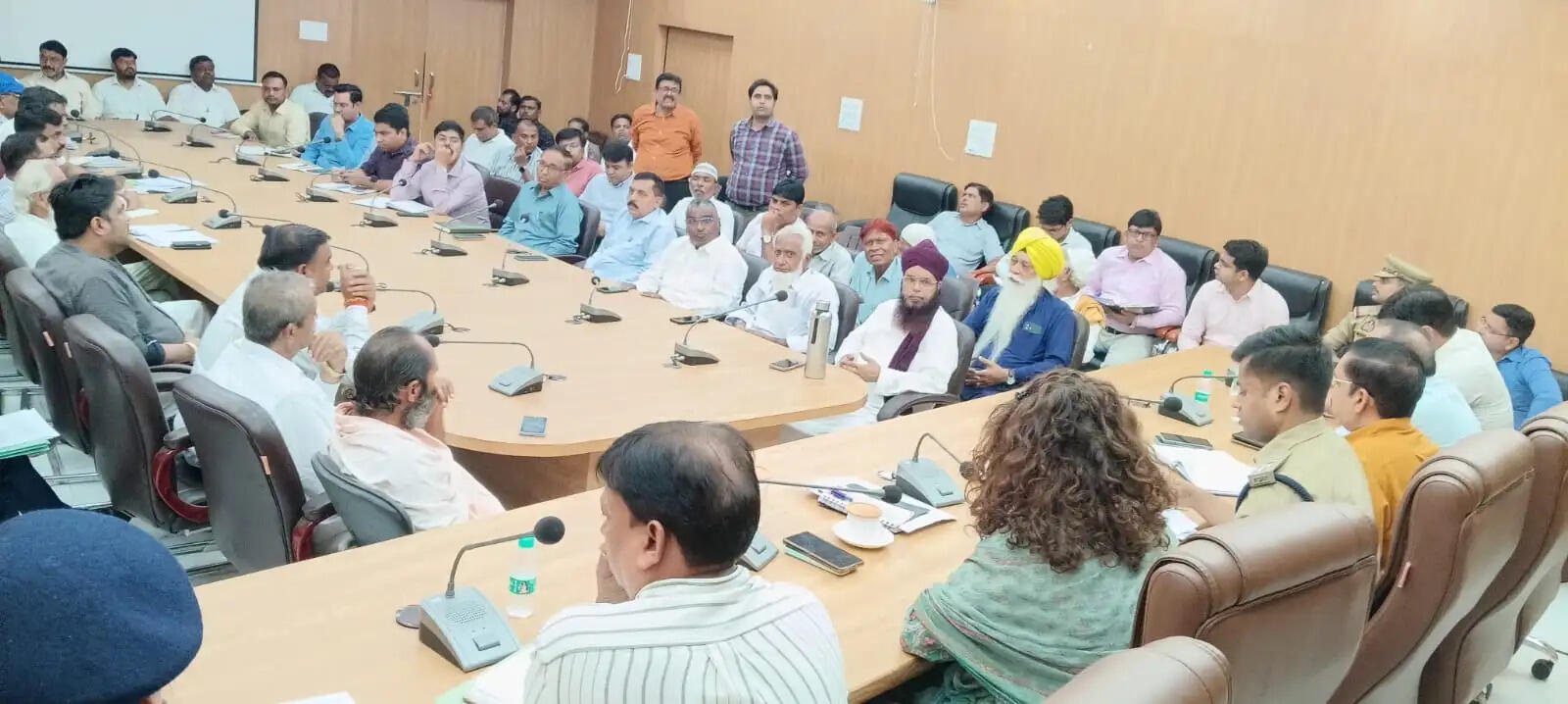 श्रावण शिवरात्रि और चेहल्लुम को लेकर शांति समिति की बैठक, जिलाधिकारी ने दिए सख्त निर्देश