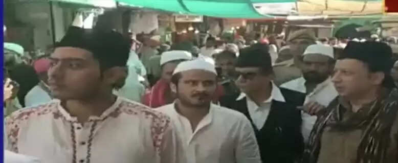 सपा नेता आजम खान पहुंचे अजमेर ख्वाजा की दरगाह, मांगी मन्नत