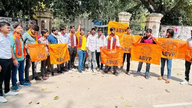 इविवि प्रशासन के होली मनाने को प्रतिबंधित करने पर अभाविप ने किया विरोध प्रदर्शन