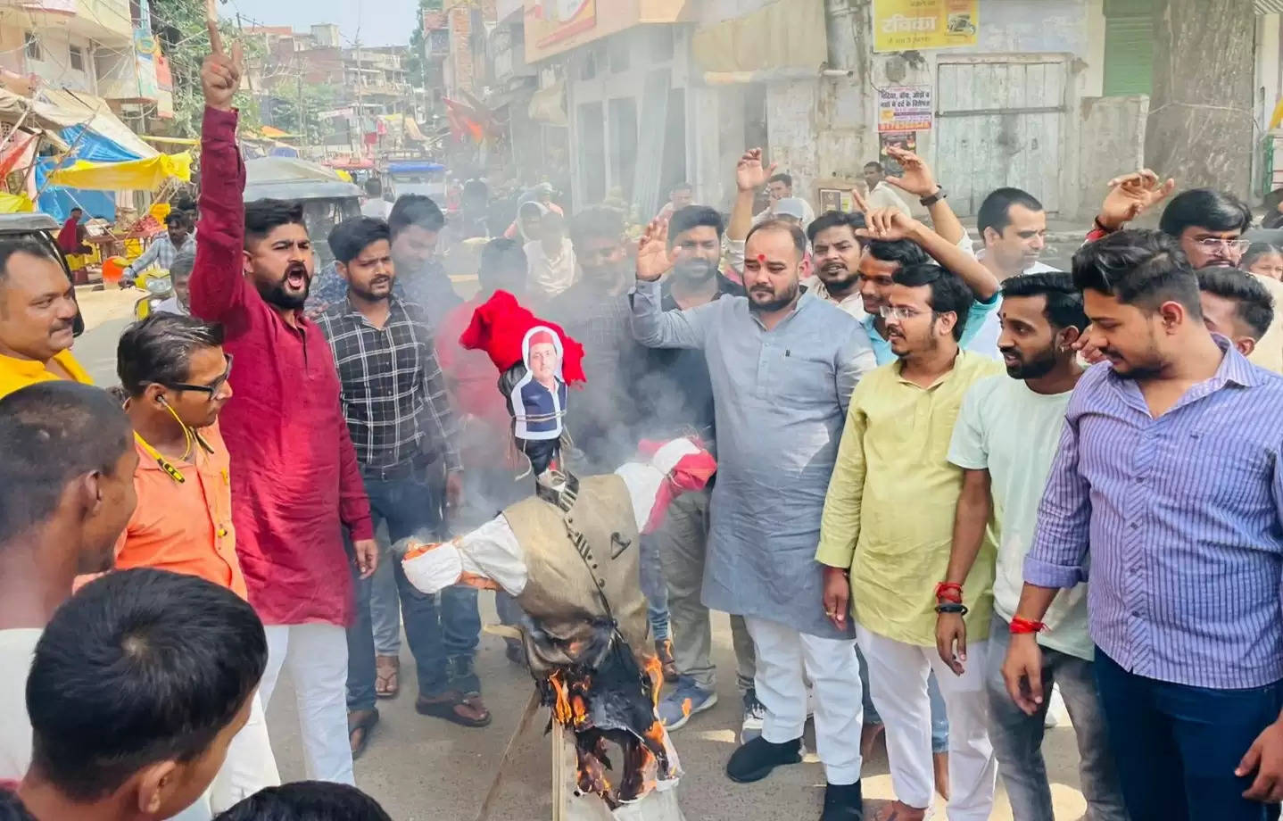 मठ-मंदिरों को माफियाओं से संरक्षित कहे जाना निंदनीय, भाजयुमो ने फूंका अखिलेश यादव का पुतला