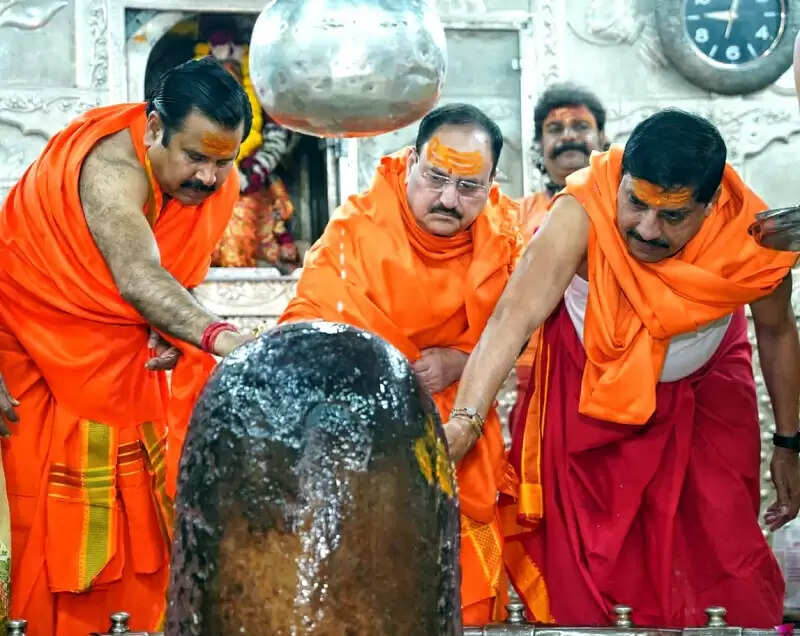 केंद्रीय मंत्री जेपी नड्डा ने किया भगवान महाकाल का अभिषेक, अन्न क्षेत्र से ग्रहण की प्रसादी