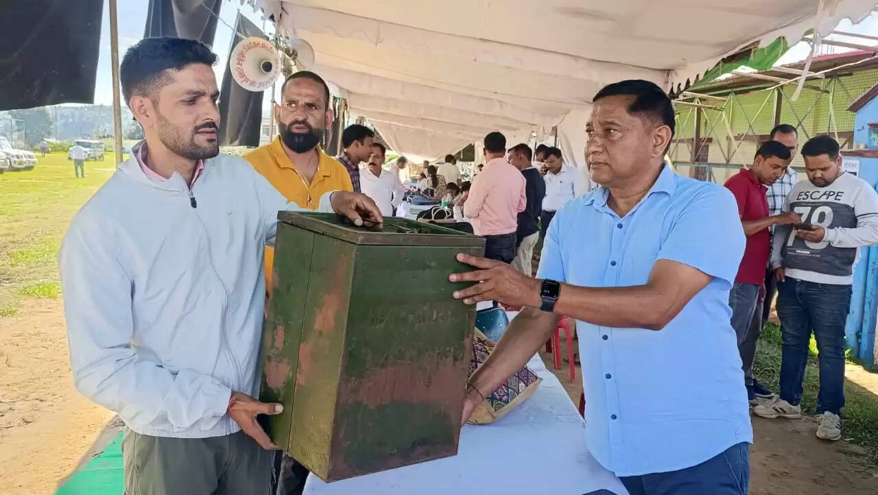 चंपावत में त्रिस्तरीय पंचायत चुनाव के द्वितीय चरण की पोलिंग पार्टियां रवाना