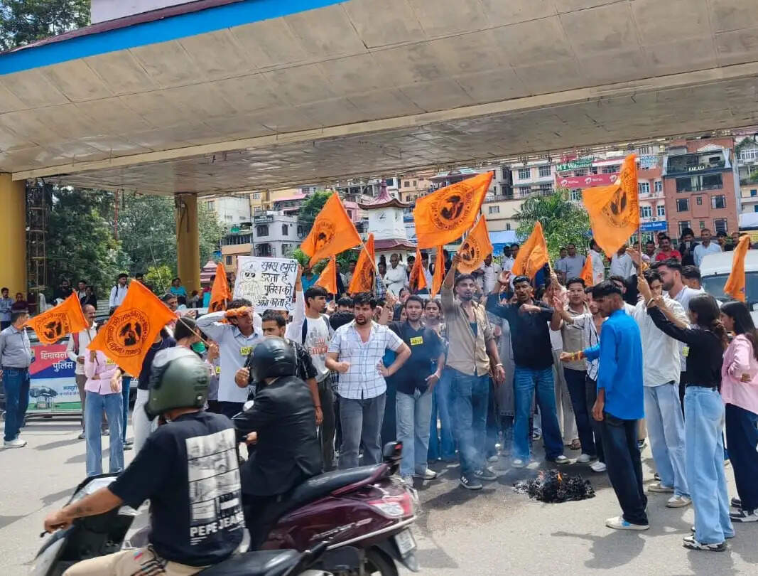 मंडी में एबीवीपी का उग्र प्रदर्शन: पुलिस संग छीना-झपटी के बावजूद ...चालाकी से फूंक दिया पुतला