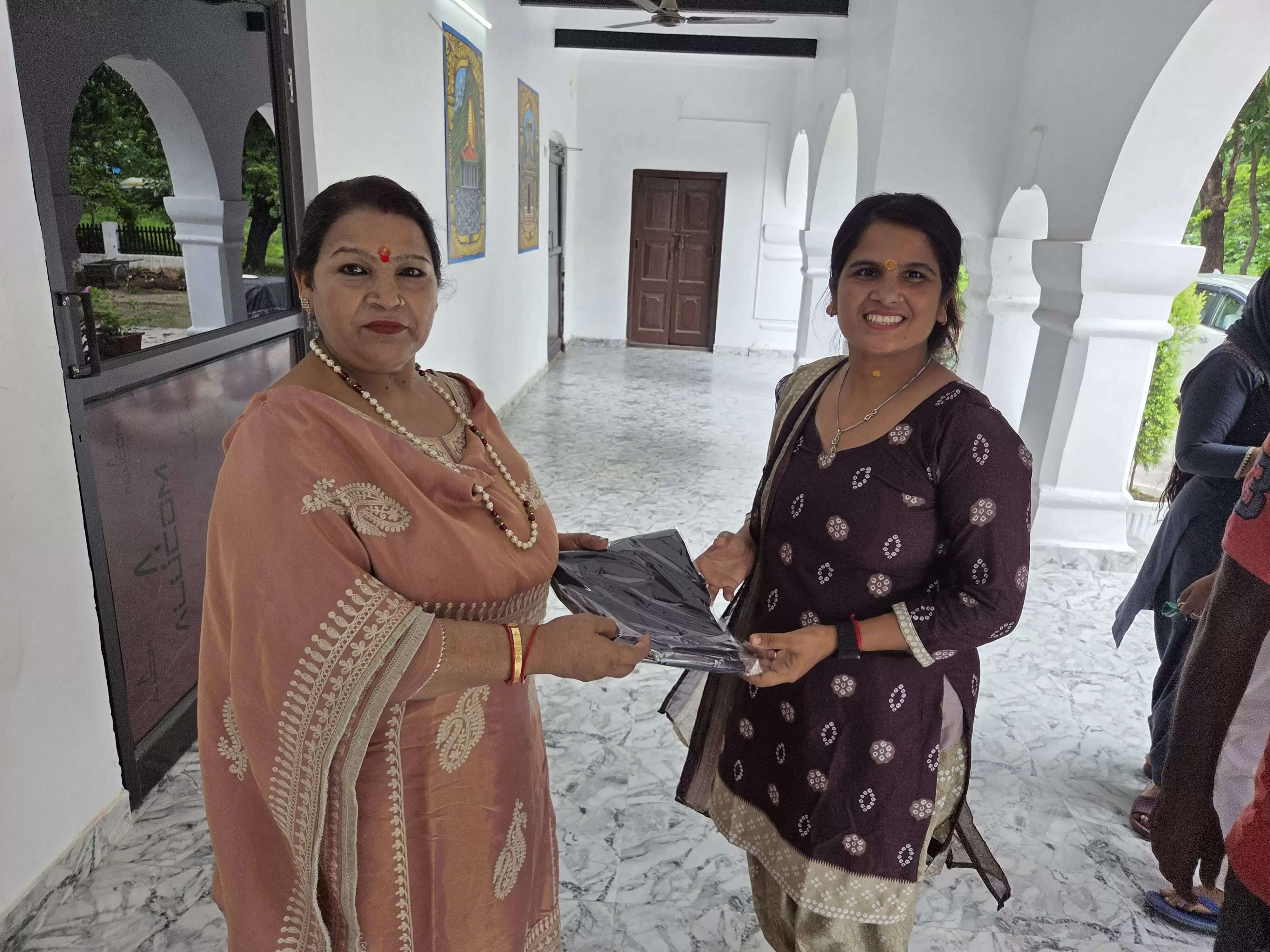 मेयर किरण जैसल ने संविदा कर्मचारियों को वितरित किए रेनकोट