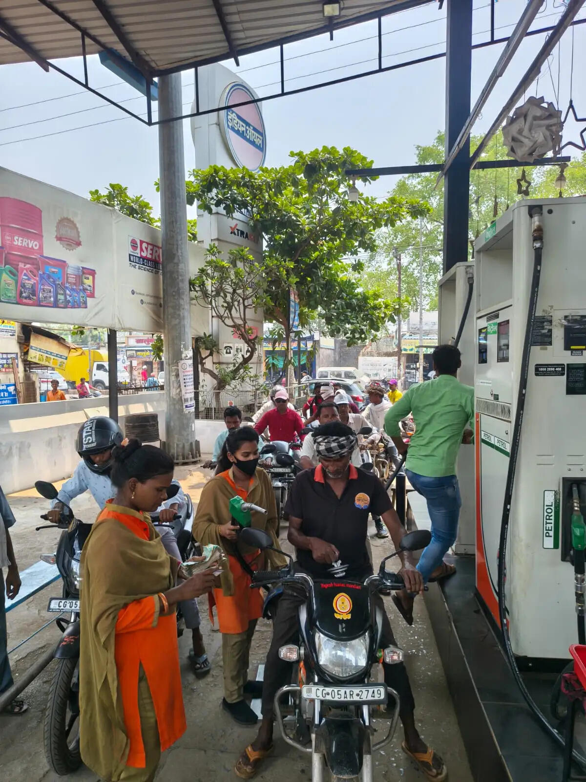 पेट्रोल 108 के पार, डीजल भी शतक के ऊपर