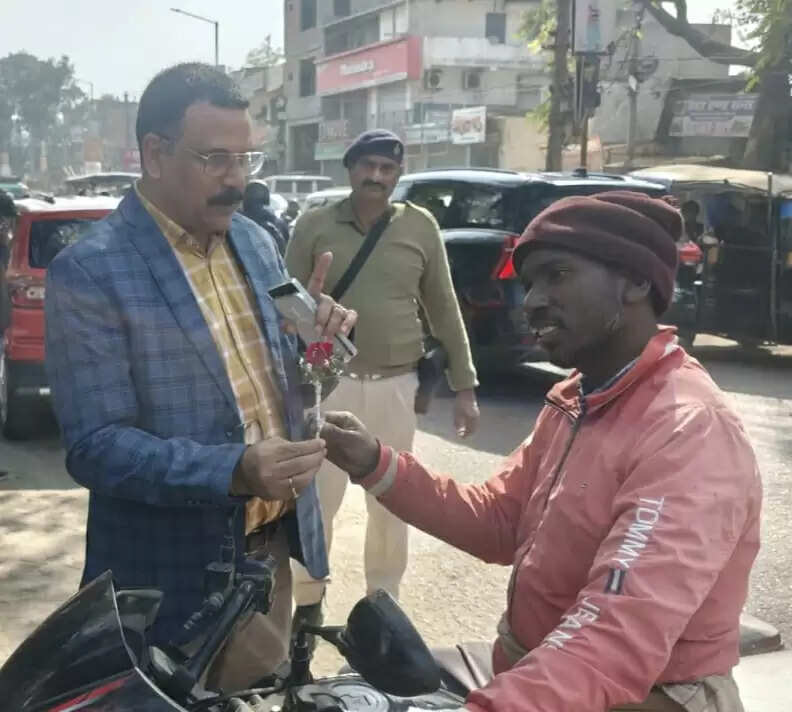 बिना हेलमेट पहने बाइकर्स को डीटीओ ने थमाया गुलाब का फूल
