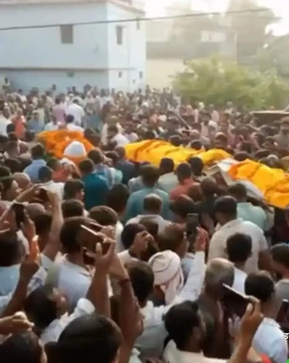 उत्तर प्रदेश के देवरिया में सेना के जवान का पार्थिव शरीर लेकर लौट रही एंबुलेंस बनी काल, एक साथ उठीं चार अर्थियां
