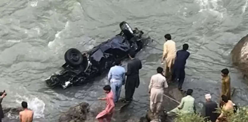 पाकिस्तान में जीप नदी में गिरी, छह की मौत, सात घायल