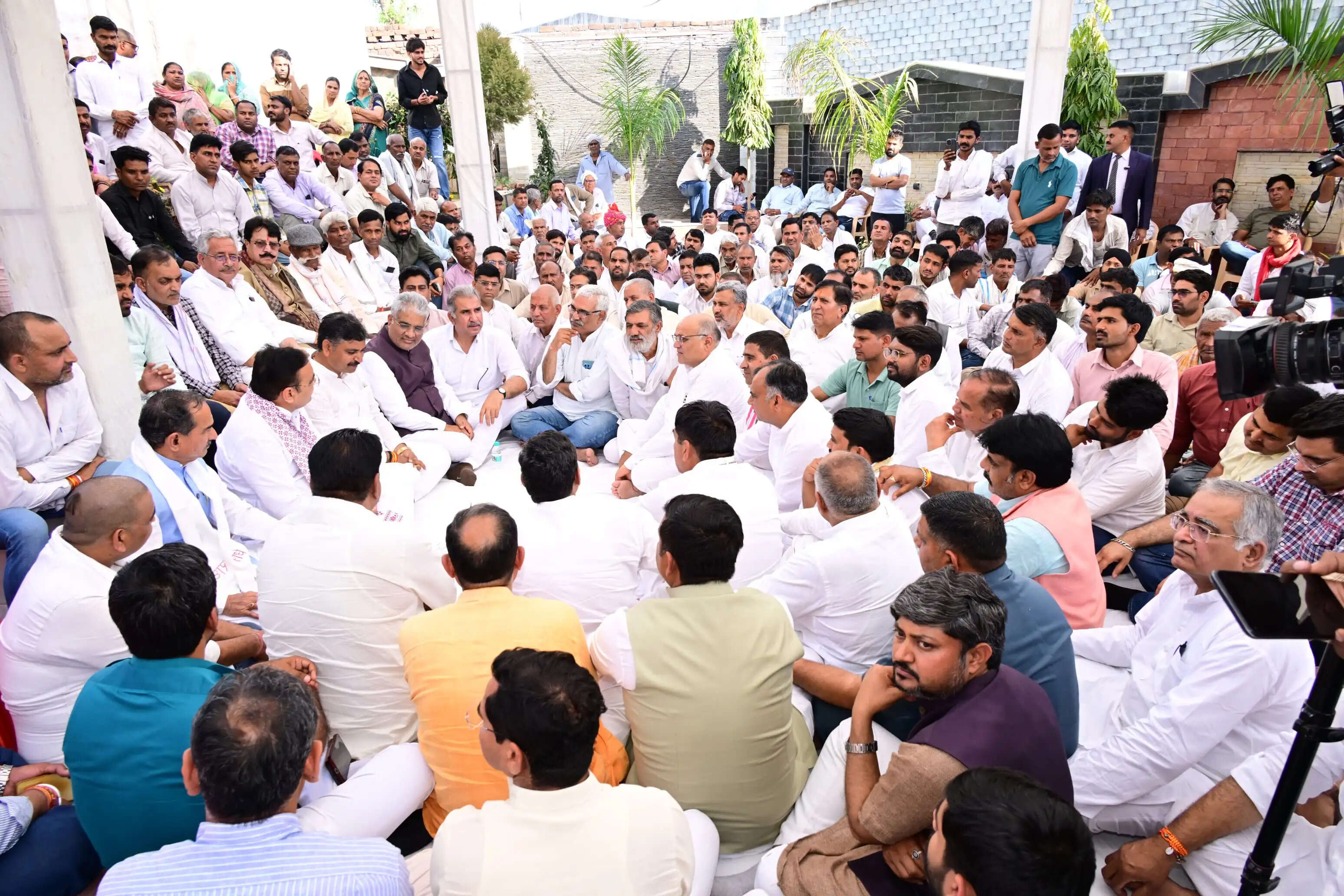 नेता प्रतिपक्ष जूली की माताजी के निधन पर सीएम भजनलाल शर्मा और केंद्रीय मंत्री भूपेंन्द्र यादव ने काठूवास पहुंचकर जताया शोक