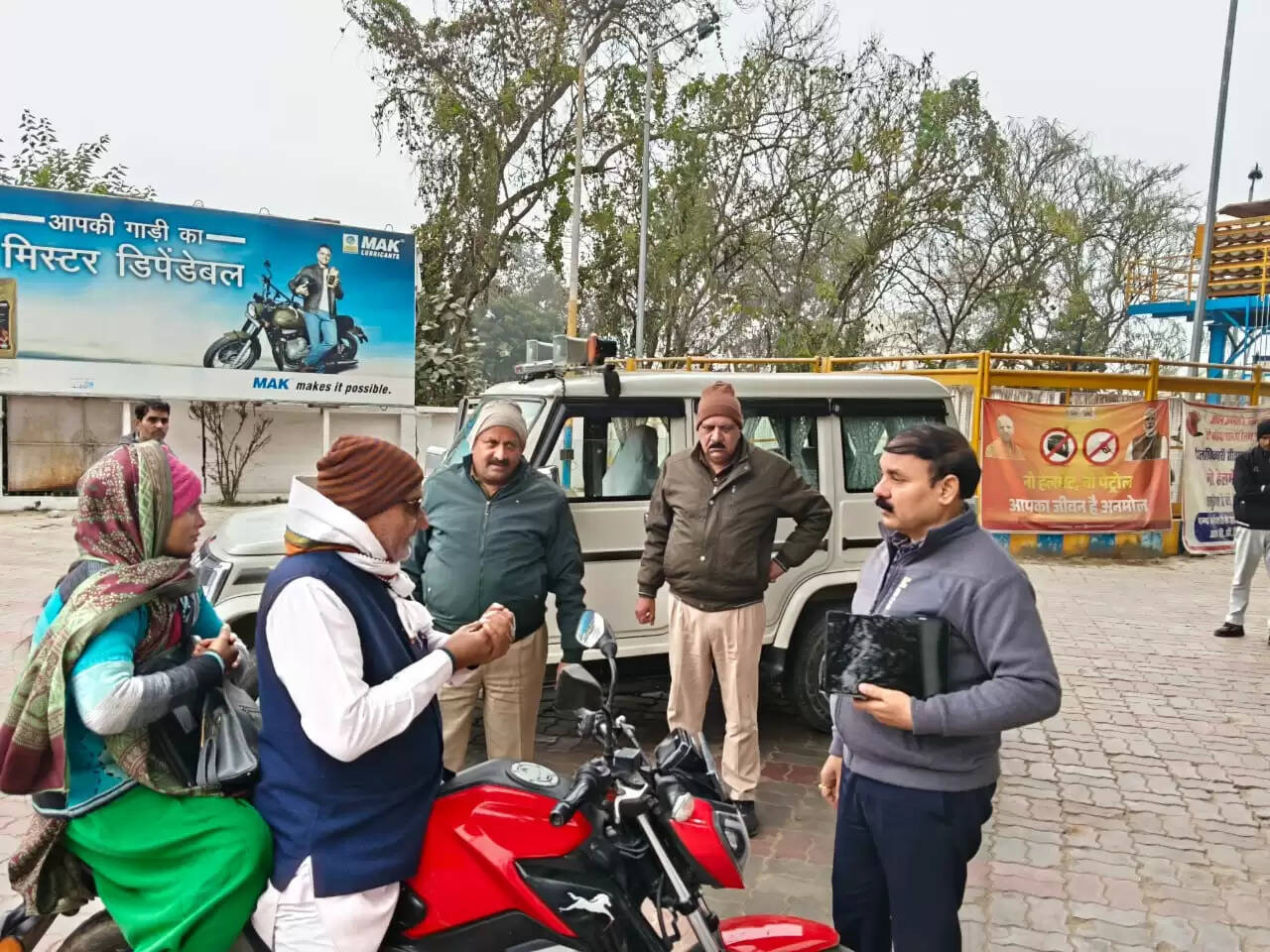 सीतापुर: 'नो हेलमेट नो फ्यूल' अभियान के तहत दूसरे दिन कटे 46 चालान