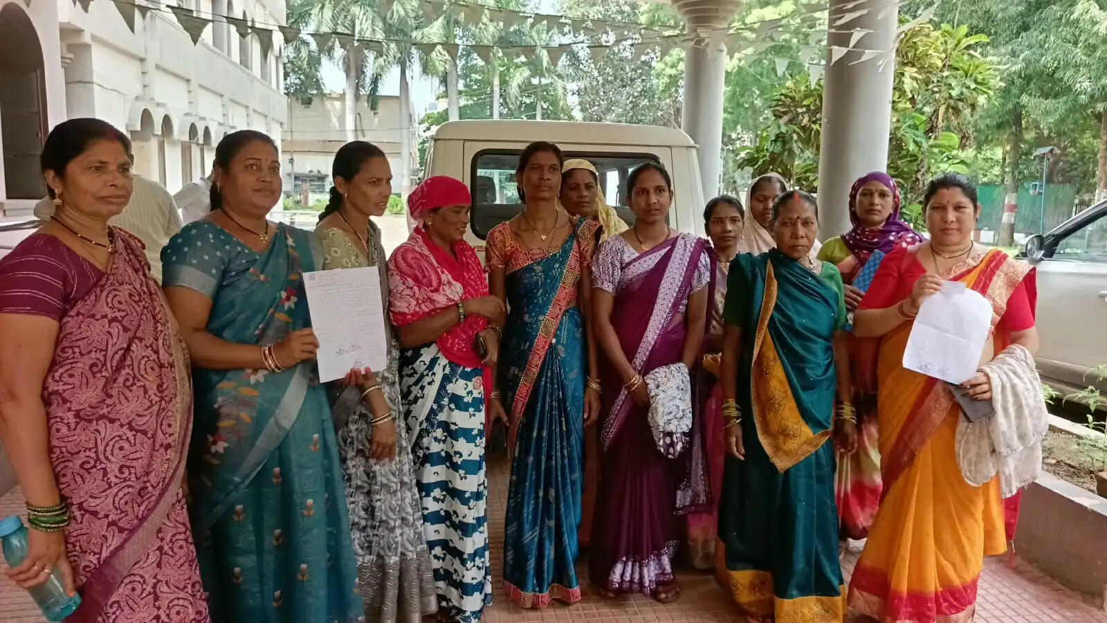 बठेना में हमर क्लिनिक शुरू कराने कलेक्ट्रेट पहुंचीं महिलाएं