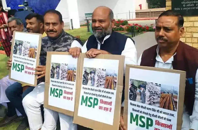 मप्र विधानसभाः किसान नेताओं की गिरफ्तारी के मुद्दे पर कांग्रेस विधायकों ने किया प्रदर्शन