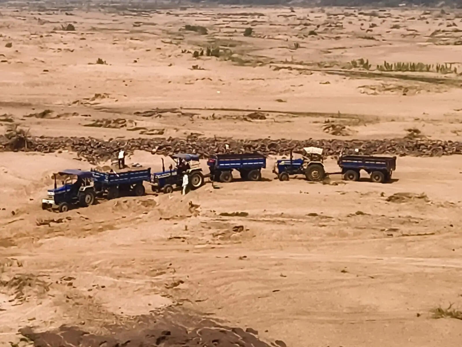 रेत खदानों पर प्रतिबंध के बावजूद अवैध परिवहन जारी