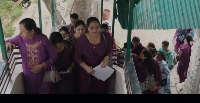 चुनाव ड्यूटी में भोजन व्यवस्था लगाने का आंगनबाड़ी कार्यकर्ताओं ने किया विरोध