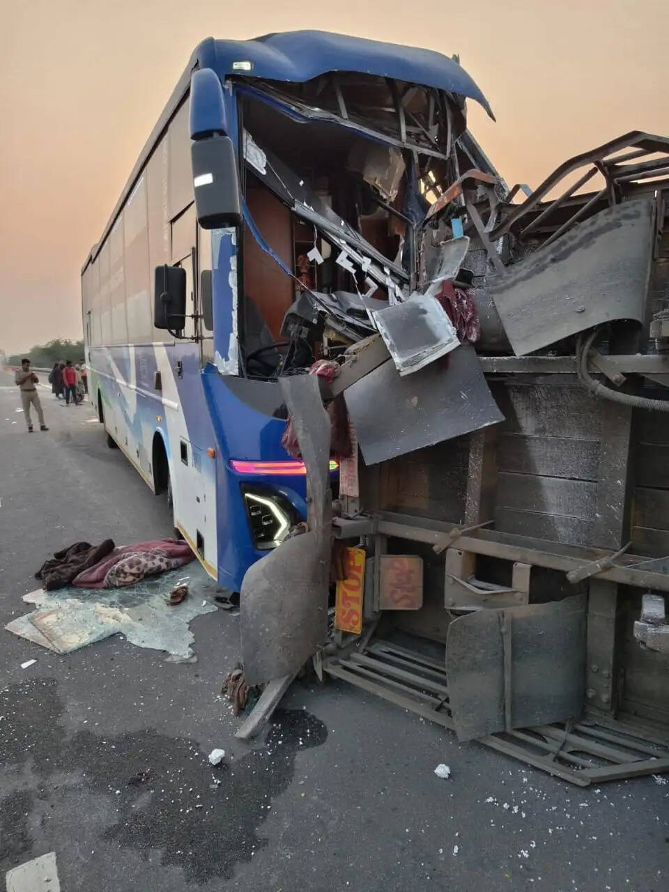बस-ट्रक की भिड़ंत में दो श्रमिकों की मौत, 11 घायल