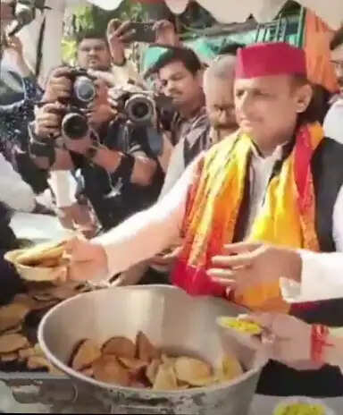 लखनऊ के हजरतगंज भंडारे में पहुंचे अखिलेश यादव, बांटा प्रसाद