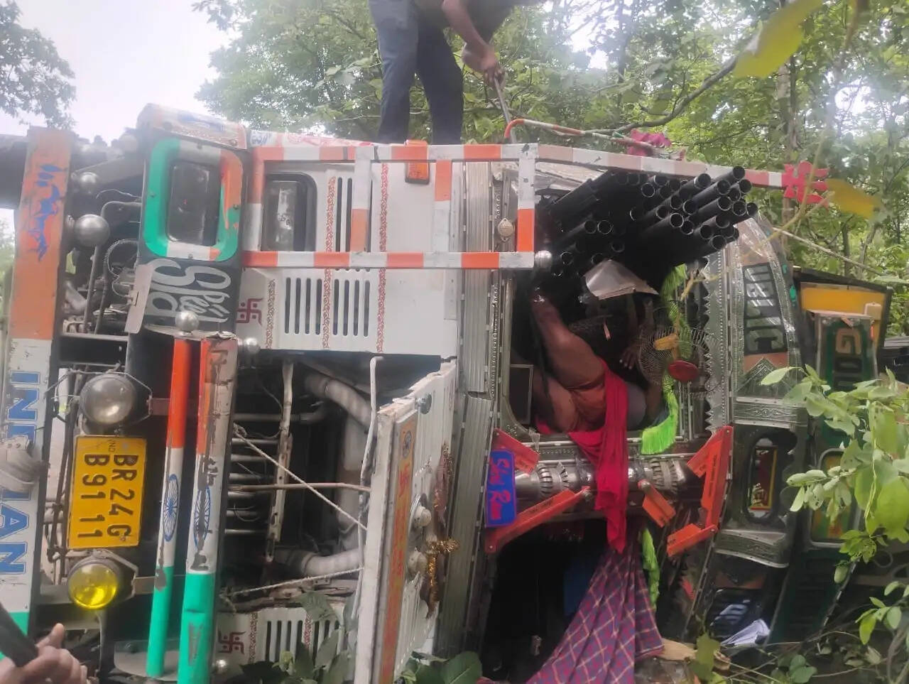 अमझरिया घाटी में पाइप लदा ट्रक पलटा, चालक की मौत