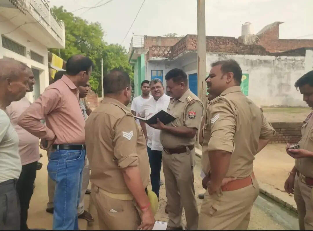 दो घरों में लाखों की चोरी, खिड़की तोड़कर घुसे चोर