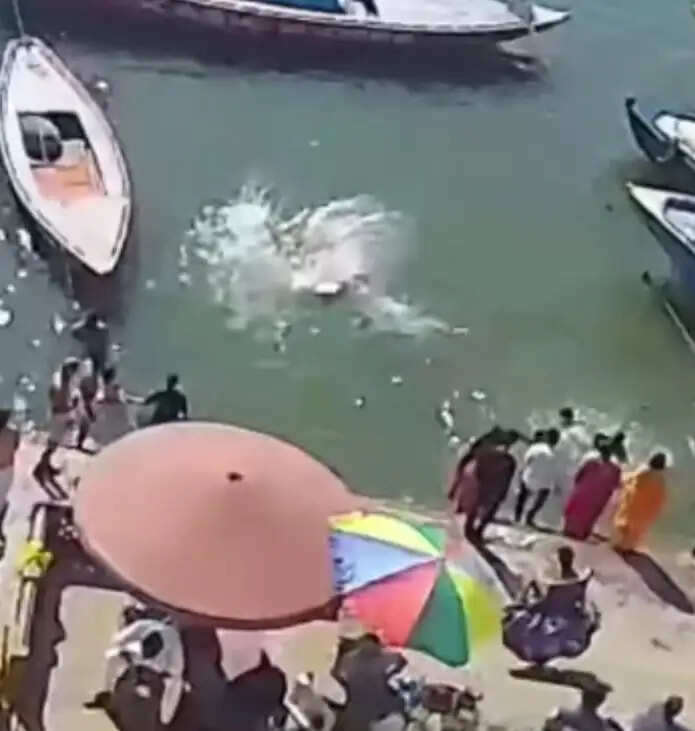 वाराणसी में एनडीआरएफ की सतर्क रेस्क्यूर ने युवती को डूबने से बचाया