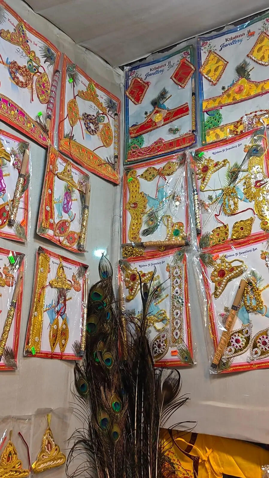 जन्माष्टमी को लेकर सजे जौनपुर के बाजार, लड्डू गोपाल के श्रृंगार सामानों की बढ़ी मांग