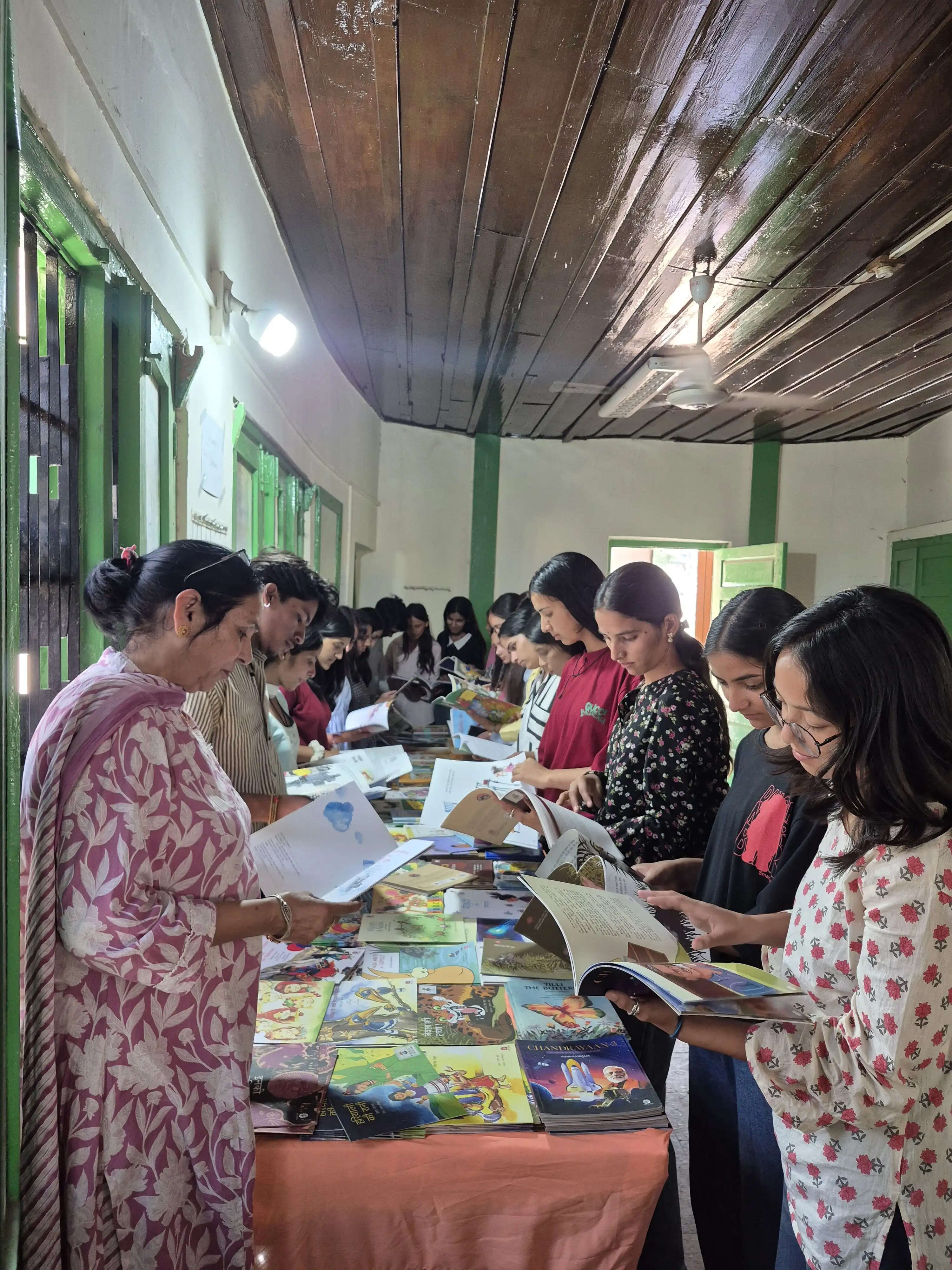 पनारसा कालेज के छात्रों का एनबीटी बुक फेयर, जी.बी. पंत संस्थान एवं फ्लावर नर्सरी का शैक्षणिक भ्रमण