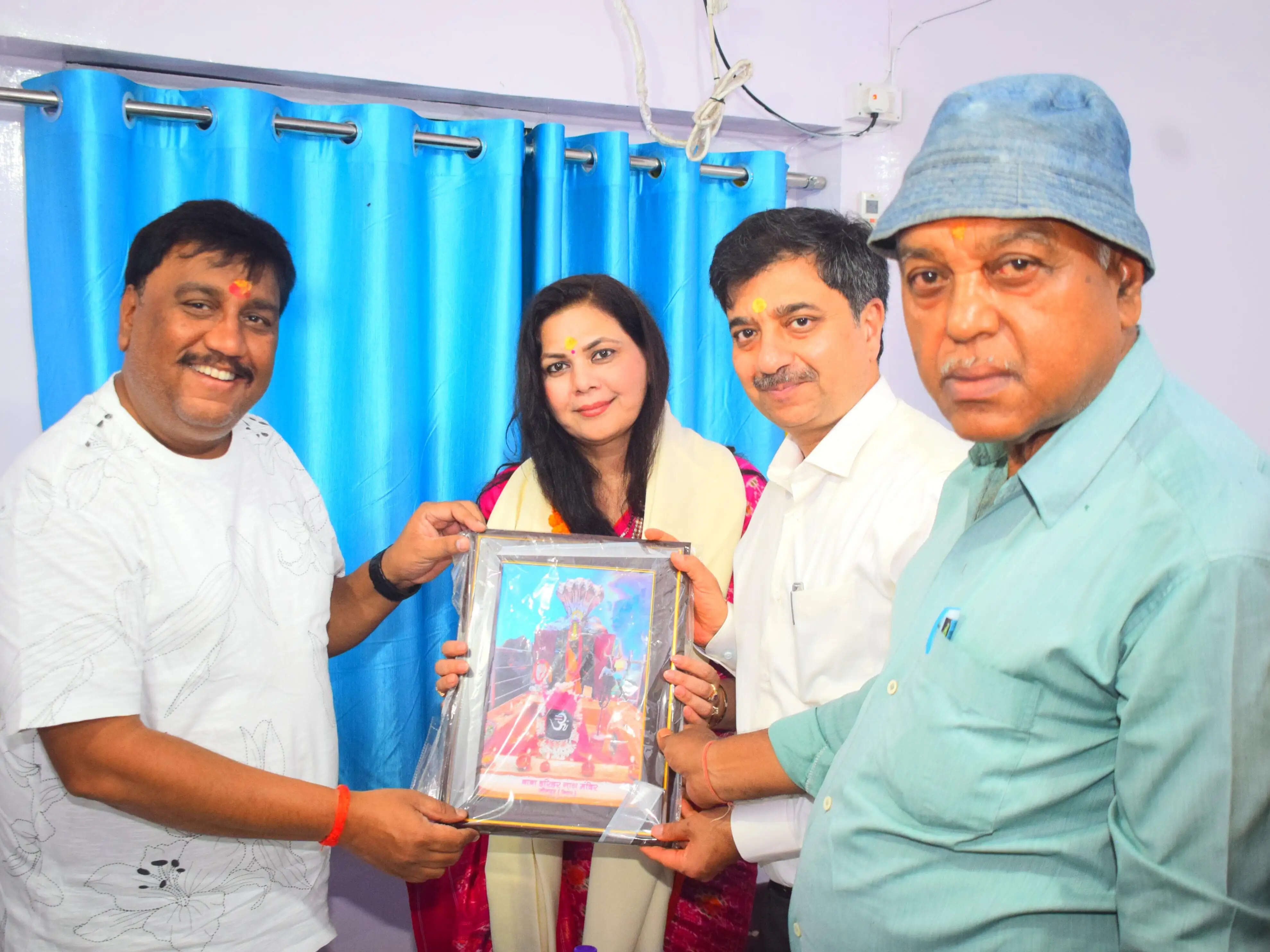 पूर्व मध्य रेलवे के नए महाप्रबंधक डिंपी गर्ग ने बाबा हरिहरनाथ मंदिर में की पूजा-अर्चना