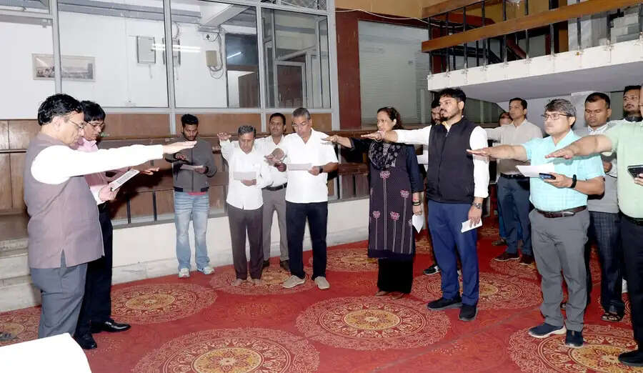 राष्ट्रीय एकता दिवस पर मंत्रालय और जनसंपर्क संचालनालय में दिलाई एकता अखंडता की शपथ