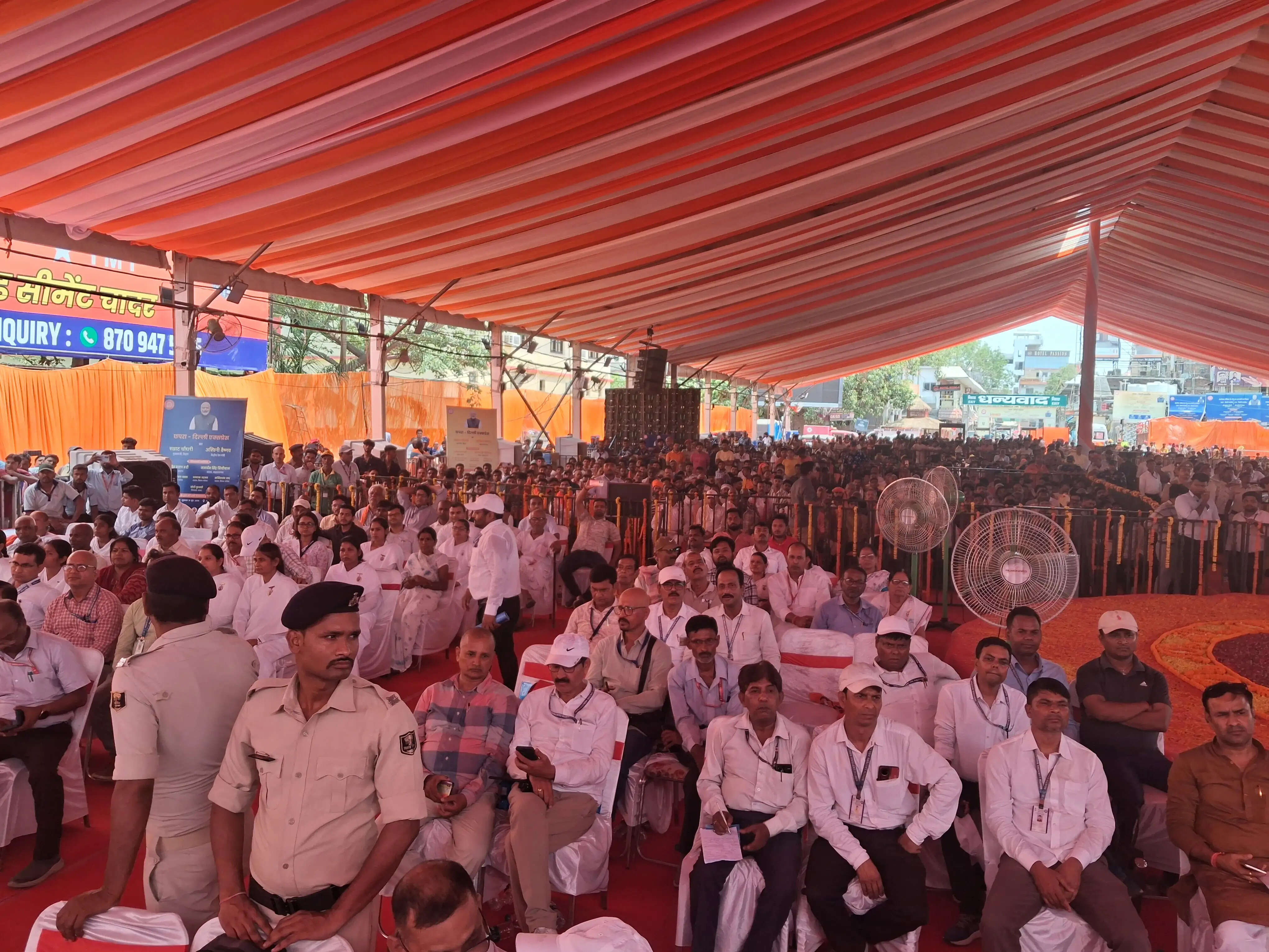 रेल मंत्री ने छपरा-आनंद विहार सुपरफास्ट एक्सप्रेस को दिखाई हरी झंडी, बिहार में बुलेट ट्रेन लाने की घोषणा