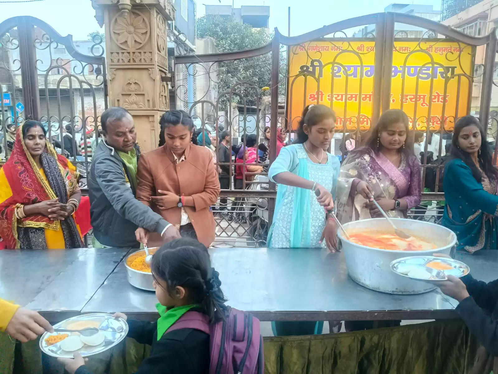 श्याम मंदिर के भंडारे में सैकडों भक्‍तों ने पाया प्रसाद