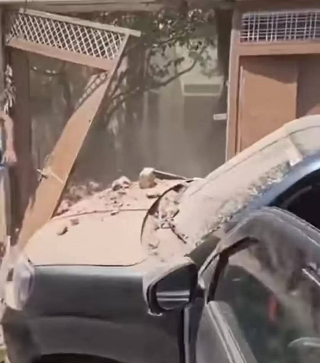 शिवपुरी के पिछोर में आसमान से गिरी वस्तु से मकान के दो कमरे गिरे, आठ फीट गहरा गड्ढा हुआ