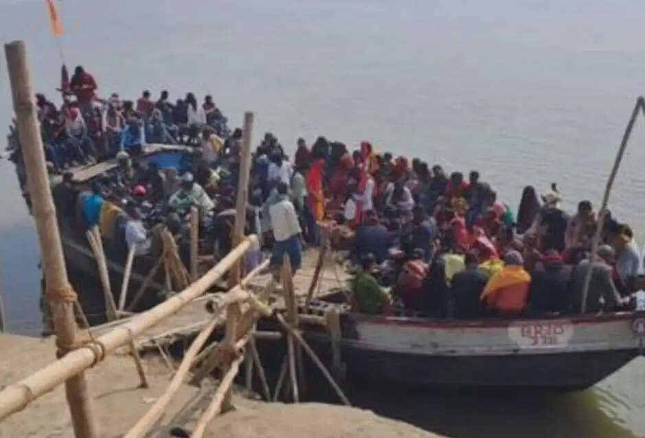 बरारी गंगा घाट से निःशुल्क नाव का हो रहा है परिचालन