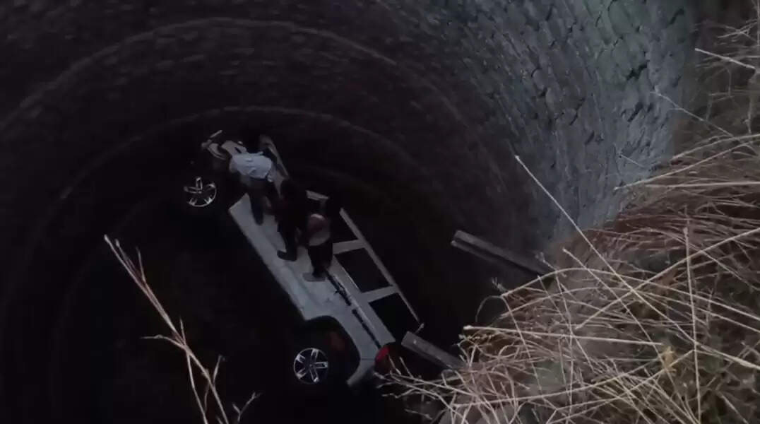 मौत के कुएं में गिरी दुल्हन बैठी कार, रोंगटे खड़े कर देने वाला रेस्क्यू, बची 4 जानें