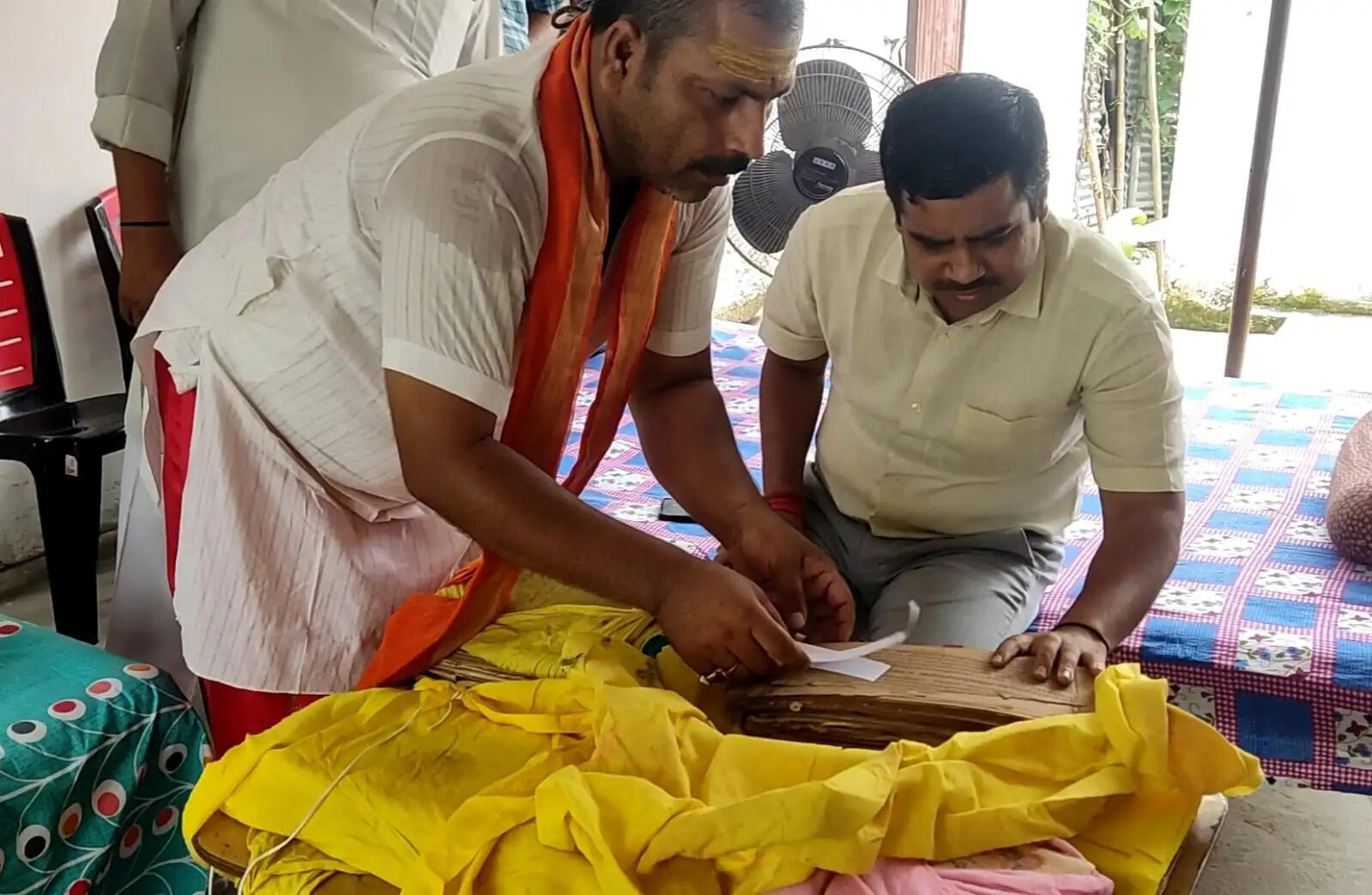 सुपौल की ऐतिहासिक धरोहर ने खींचा देश का ध्यान, त्रिलोकधाम गोसपुर में मिलीं 600 वर्ष पुरानी दुर्लभ पांडुलिपियाँ