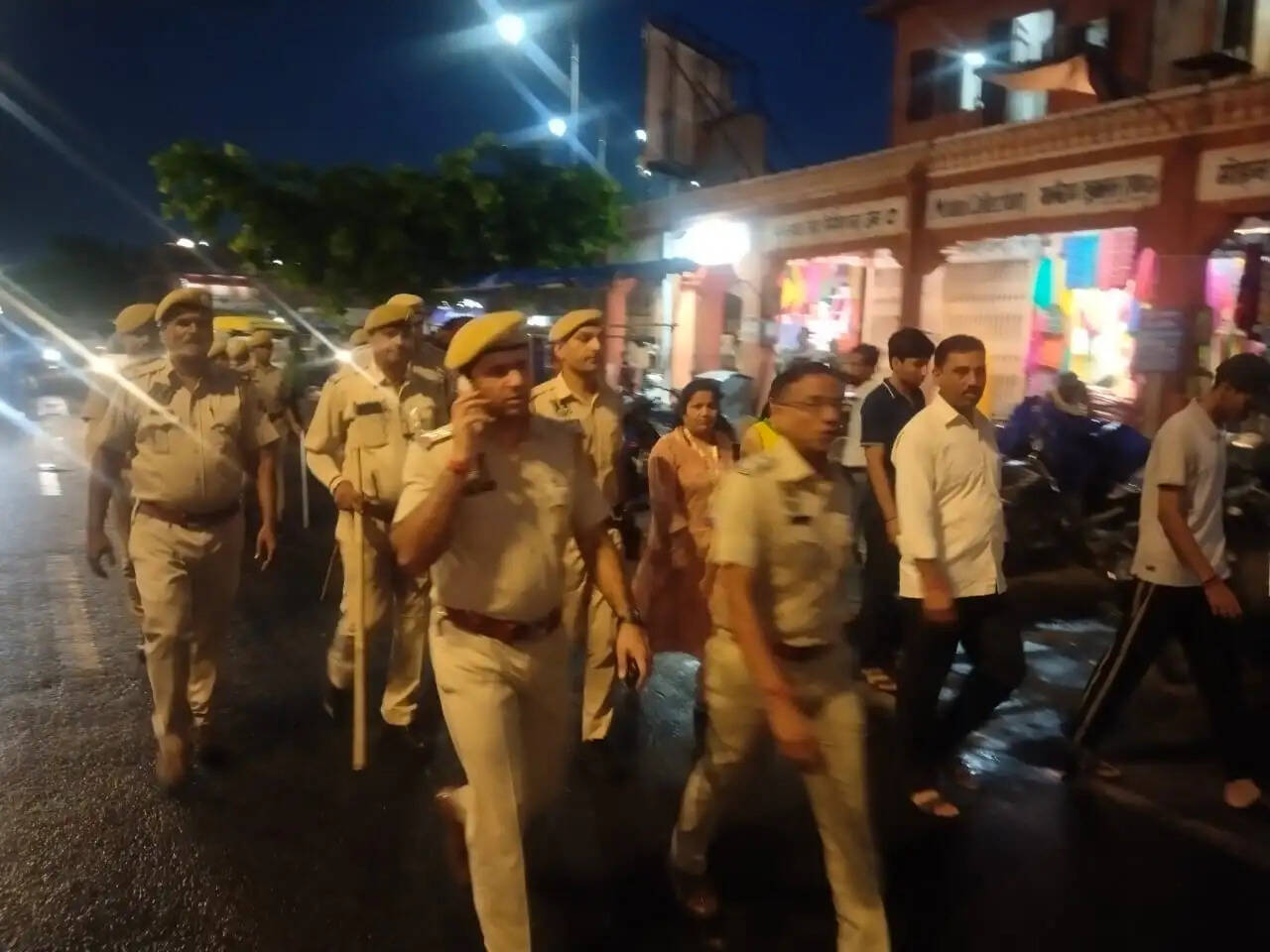 त्योहारों पर सुरक्षा चाक-चौबंद: छोटी चौपड़ से रामगंज तक पुलिस का पैदल मार्च