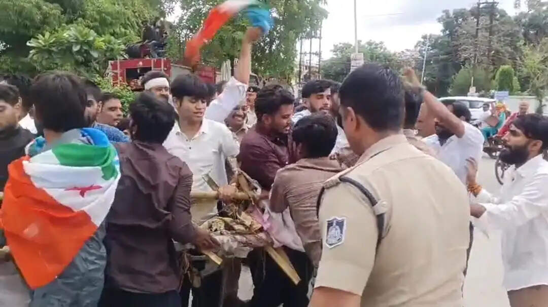 जबलपुर : दिल्ली छात्र आंदोलन के समर्थन में एनएसयूआई का प्रदर्शन, शिक्षा मंत्री के इस्तीफे की मांग