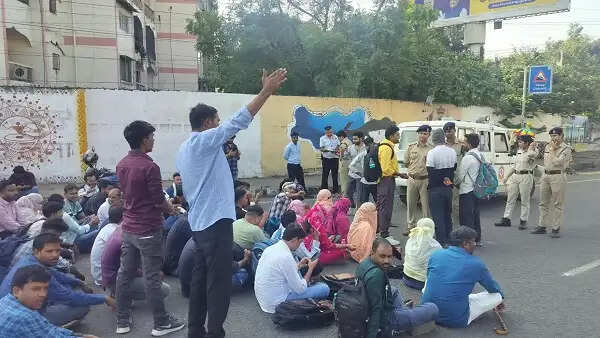 भोपाल&nbsp;में&nbsp;56 दिन से आंदोलन कर रहे शिक्षक अभ्यर्थियों ने किया सीएम हाउस कूच, रोशनपुरा पर पुलिस ने रोका