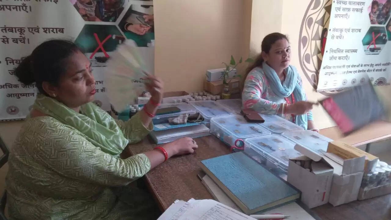 नगरीय हेल्थ एंड वैलनेस सेंटर में बीते 5 दिनों से बिना बिजली के मरीजों का हो रहा है इलाज