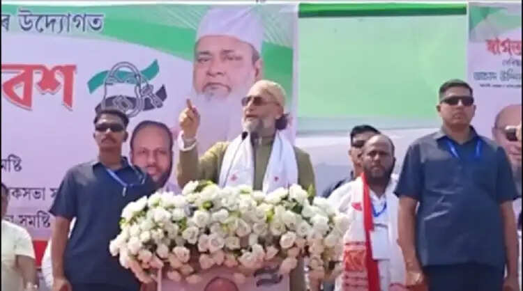 ओवैसी ने एआईयूडीएफ को बताया मुस्लमानों का हितैषी, कांग्रेस-भाजपा साधा निशाना