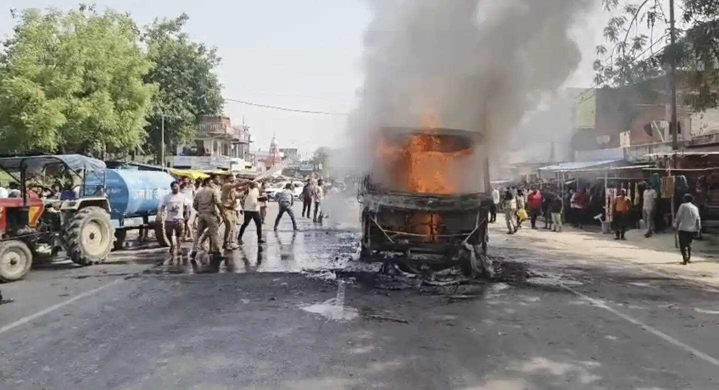 रोडवेज की चलती बस बीच चौराहे पर बनी आग का गोला
