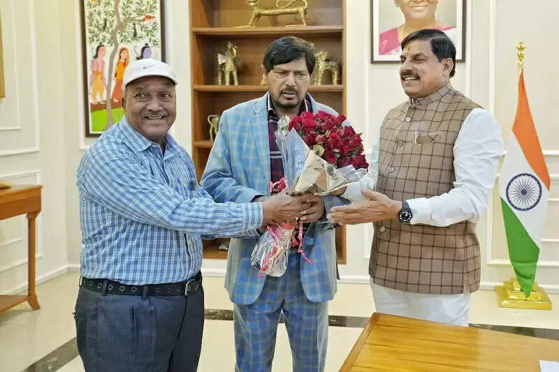 केन्द्रीय मंत्री डॉ. एल. मुरूगन और आठवले ने की मुख्यमंत्री डॉ. यादव से सौजन्य भेंट