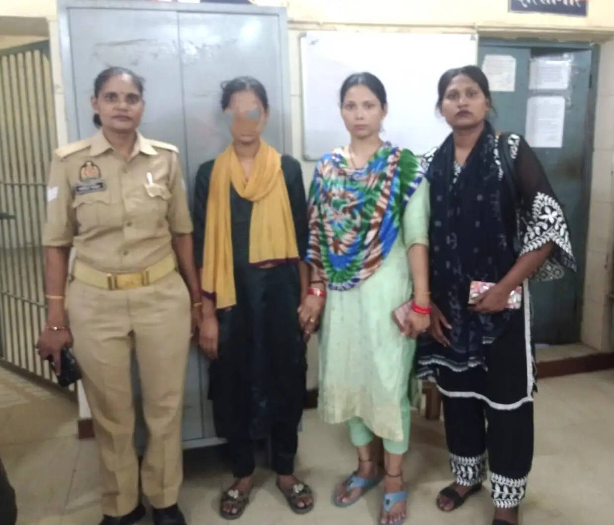 दिल्ली से भागी नाबालिग को जीआरपी ने परिजनों को किया सुपुर्द, खिले चेहरे