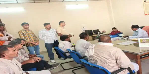 फसल बीमा मुआवजा दिलाने की मांग, किसानों ने सौंपा ज्ञापन