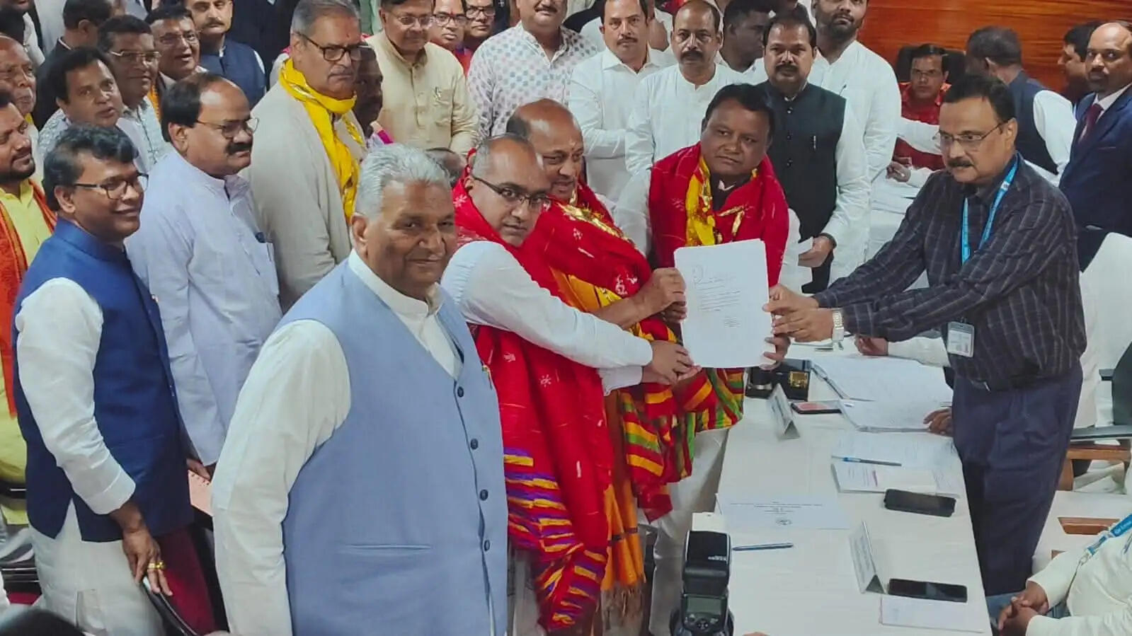 ओडिशा राज्यसभा चुनाव: भाजपा उम्मीदवार और दिलीप राय&nbsp;ने&nbsp;नामांकन&nbsp;पत्र&nbsp;भरा