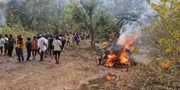 छत्तीसगढ़-झारखंड बस हादसा : बलरामपुर में आज जलीं 10 चिताएं, पिपरसोत गांव में एक साथ सात शवों का अंतिम संस्कार