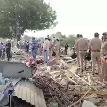 अहमदाबाद के चंडोला तालाब में 20 अवैध धार्मिक स्थलों पर चला बुलडोजर