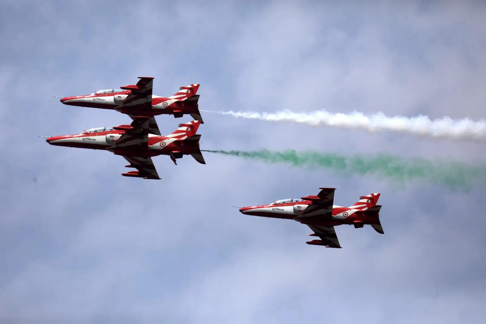 वायु सेना के अद्भुत प्रदर्शन ने दर्शकों को किया मंत्रमुग्ध